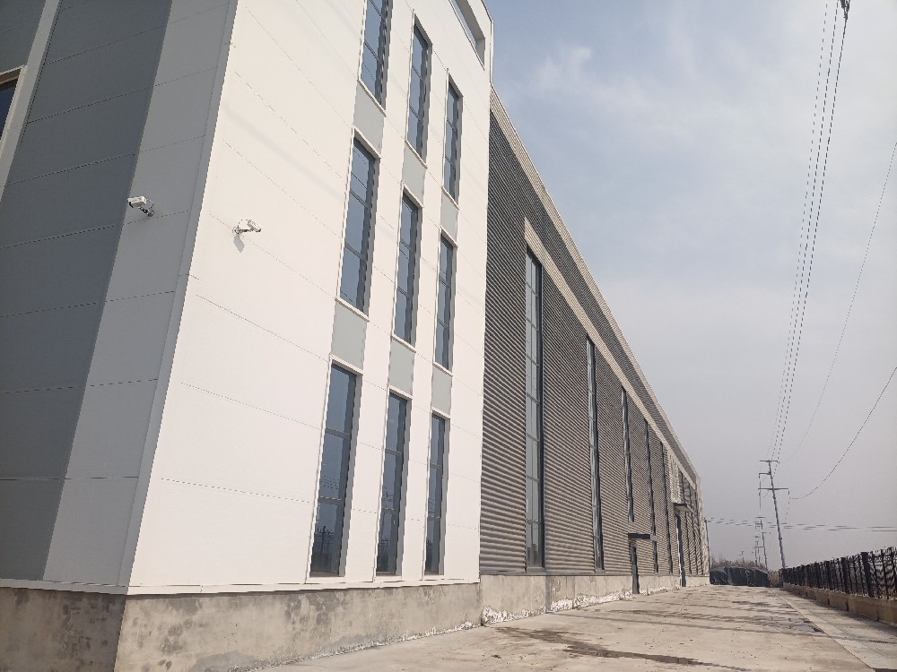 深灰與淺灰色協(xié)調(diào)搭配外墻板