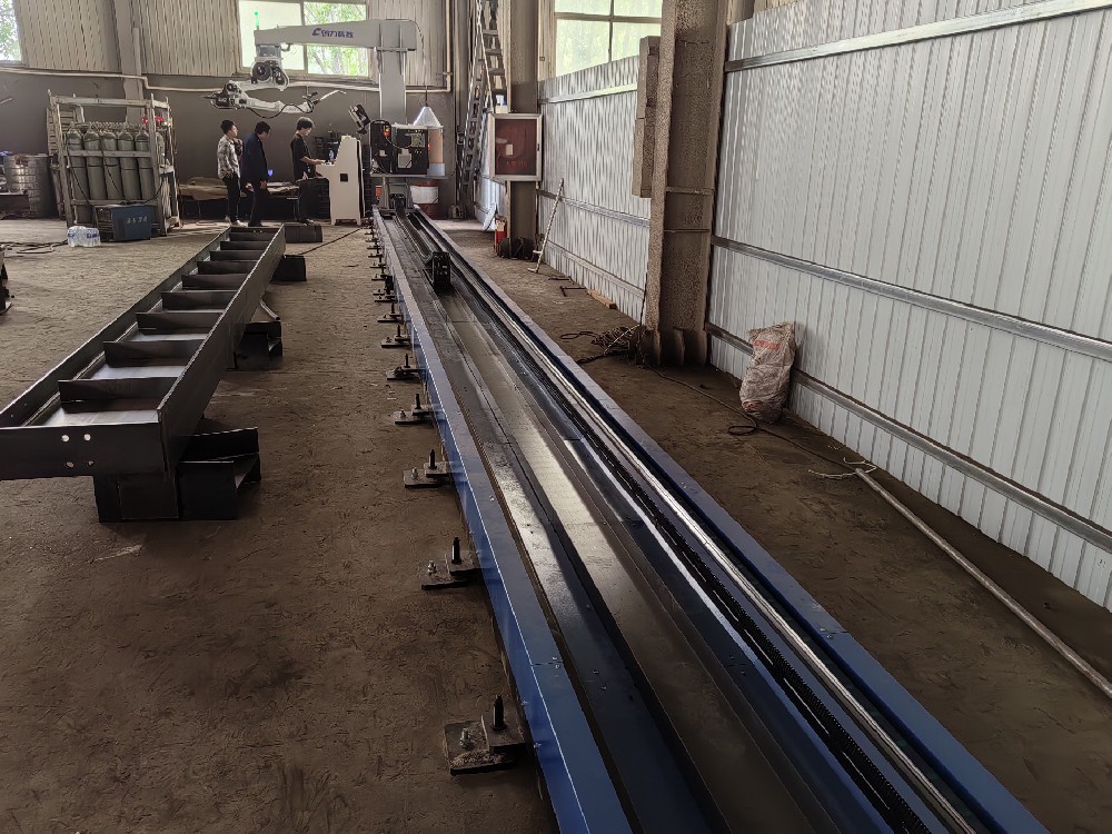 懸臂機(jī)械手自動(dòng)化焊接鋼結(jié)構(gòu)行車梁