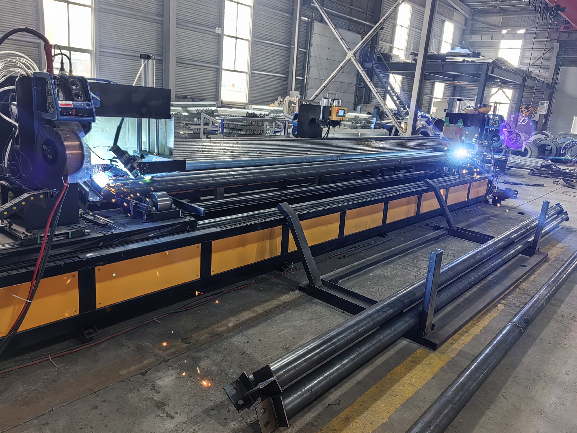 衡水金鼎鋼構(gòu),廠房鋼結(jié)構(gòu)加工廠,鋼管自動(dòng)焊接